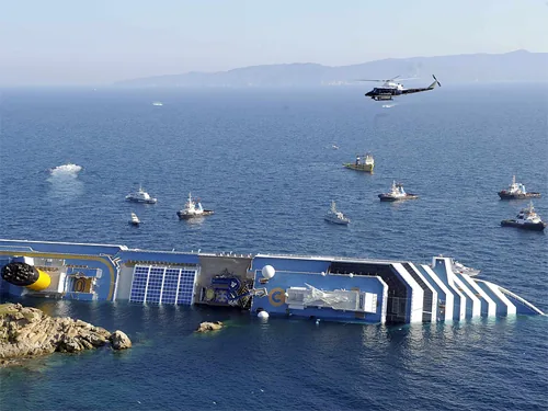 Капітан Costa Concordia втік одним з перших і боявся вернутися на борт