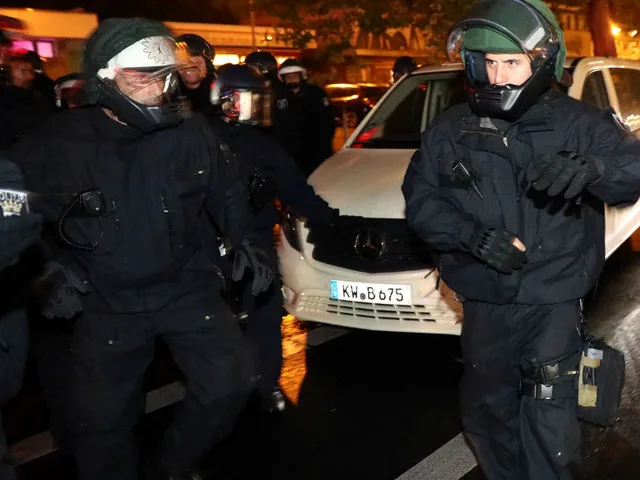 15 полицейских в Германии получили травмы при разгоне митинга курдов