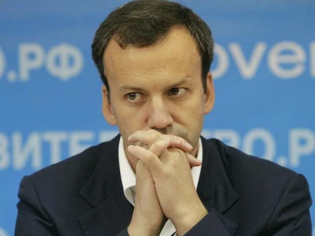 Дворкович "сдал" правительство, поспорив с пресс-секретарем Путина про "сиротский закон"