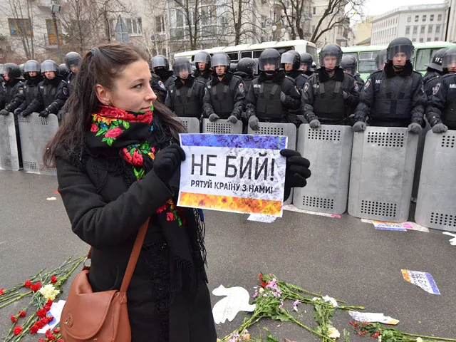 Кино снимают на "Евромайдане", а на "Антимайдане" появились забор и палатки