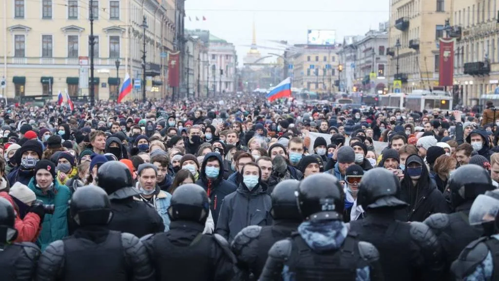В городах РФ перекрывают улицы и площади, чтобы не допустить акций протеста в день Послания Путина