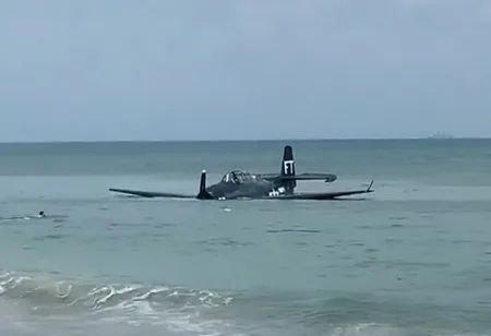 Бомбардировщик времен Второй мировой аварийно сел на воду у пляжа во Флориде. ВИДЕО Бомбардировщик времен Второй мировой аварийно сел на воду у пляжа во Флориде. ВИДЕО