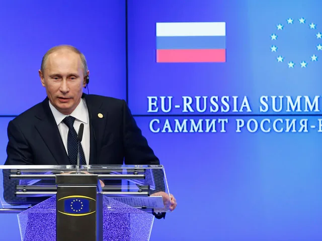 Кипру, которому отказал ЕС из-за "незаконных доходов российских олигархов", Путин предлагает финансовую помощь