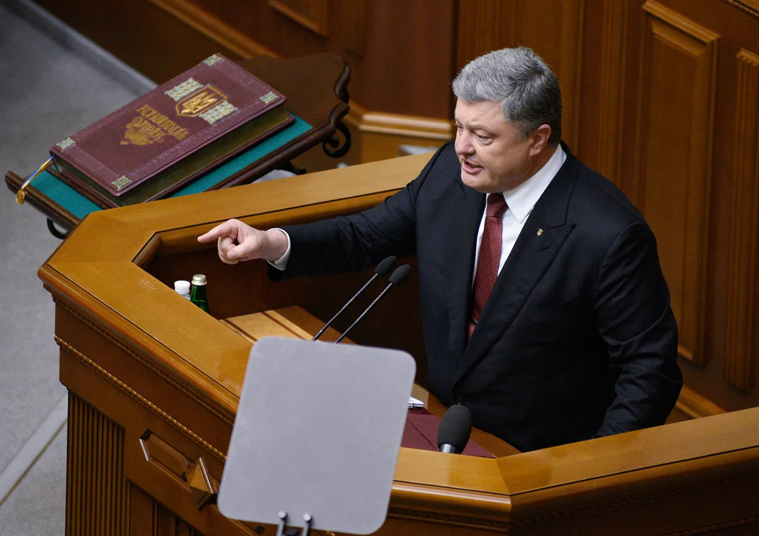 В Раду Порошенко внесет два законопроекта по реинтеграции Донбасса