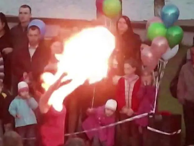16-летняя тверская экстремалка сожгла лицо на огненном шоу и метнула в толпу горящие пои. ВИДЕО