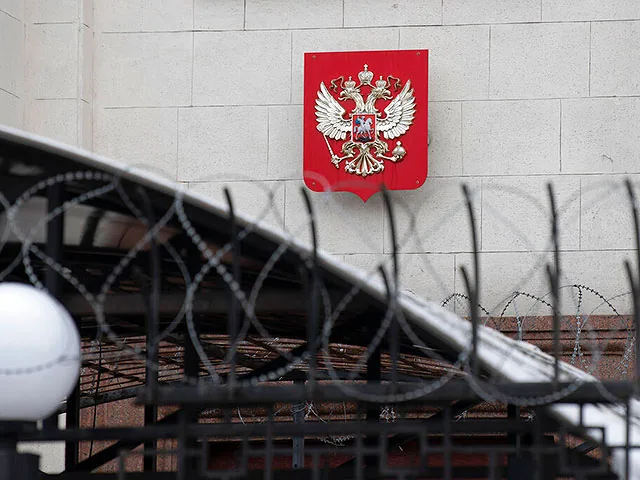 Над посольством России в Киеве поднимается белый дым. ВИДЕО Над посольством России в Киеве поднимается белый дым. ВИДЕО