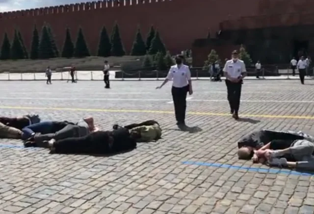 Активистов, выложивших телами число 2036, задержали на Красной площади Активистов, выложивших телами число 2036, задержали на Красной площади