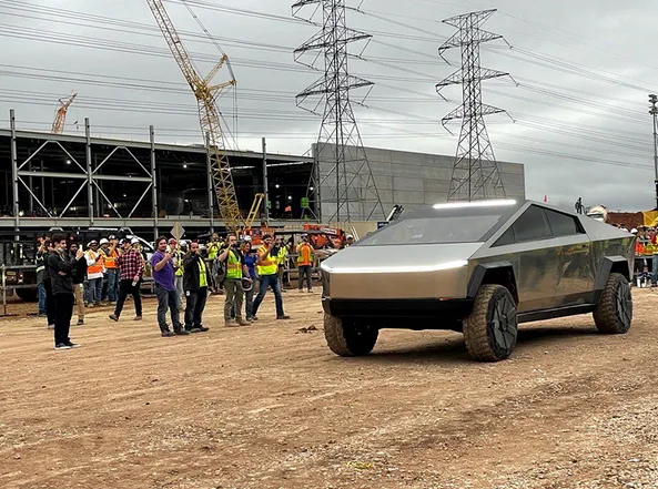 На прототипе пикапа Cybertruck Маск приехал на стройку нового завода Tesla в Техасе. ВИДЕО На прототипе пикапа Cybertruck Маск приехал на стройку нового завода Tesla в Техасе. ВИДЕО