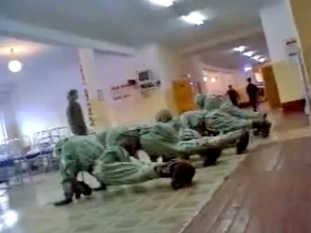 На блондинку-садистку завели дело по ВИДЕО: невеста погибшего героя мучает солдат На блондинку-садистку завели дело по ВИДЕО: невеста погибшего героя мучает солдат