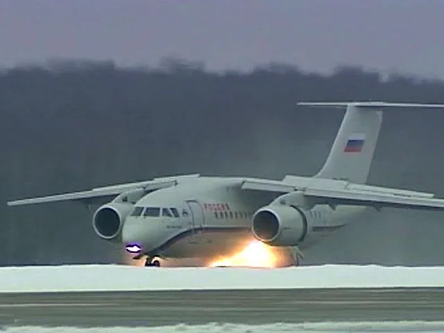 В Петербурге проверяют факт посадки Ан-148 без одного колеса