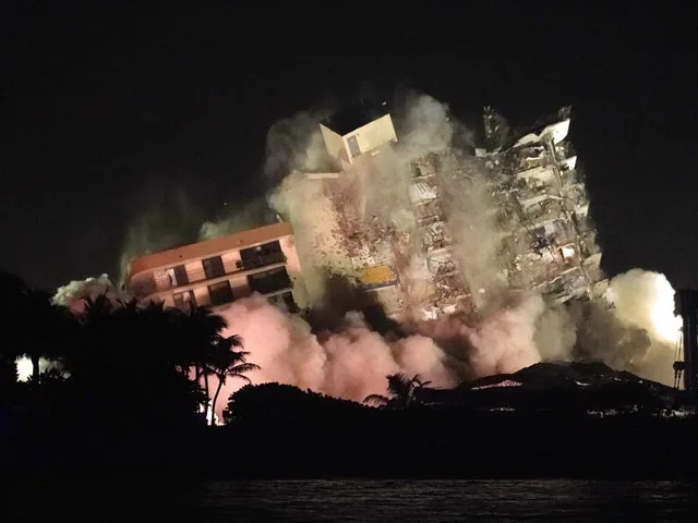 Уцелевшая часть комплекса Champlain Towers взорвана во Флориде