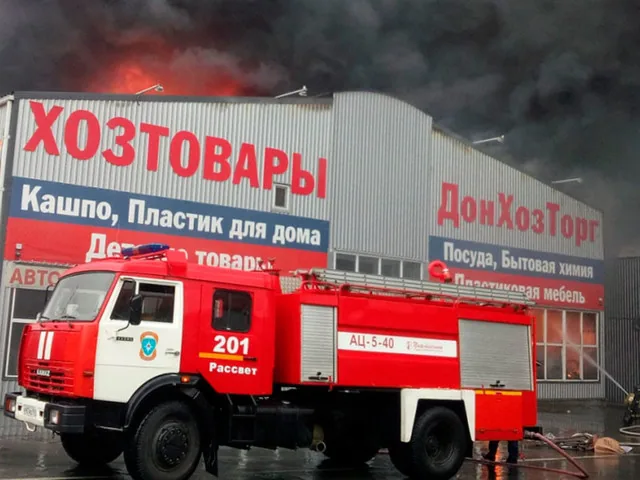 Горит рынок под Ростовом-на-Дону: площадь пожара достигла 1500 кв. м Горит рынок под Ростовом-на-Дону: площадь пожара достигла 1500 кв. м