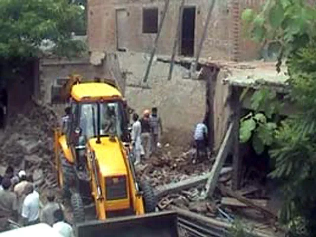 Школьная крыша обрушилась в Индии - много погибших и раненых детей