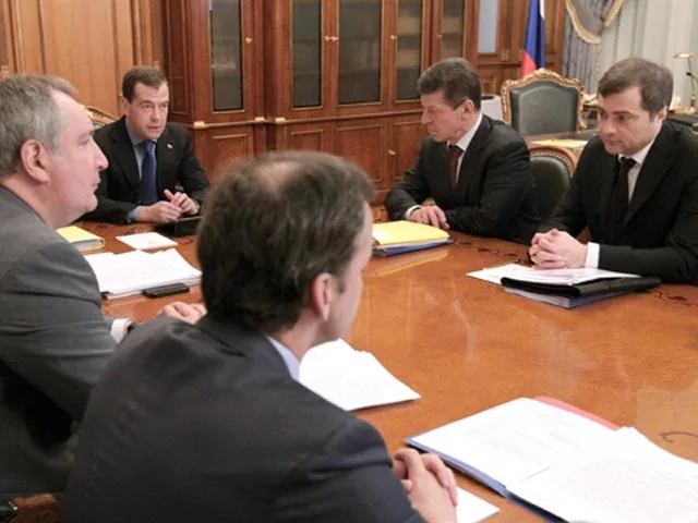Пресса узнала о двойном назначении Суркова: новый премьер-министр добился своего Пресса узнала о двойном назначении Суркова: новый премьер-министр добился своего