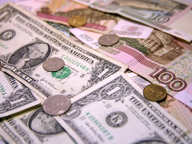 Центробанк продает доллары сотнями миллионов, чтобы удержать рубль