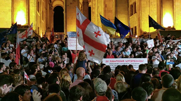 В Тбилиси против протестующих применили водометы