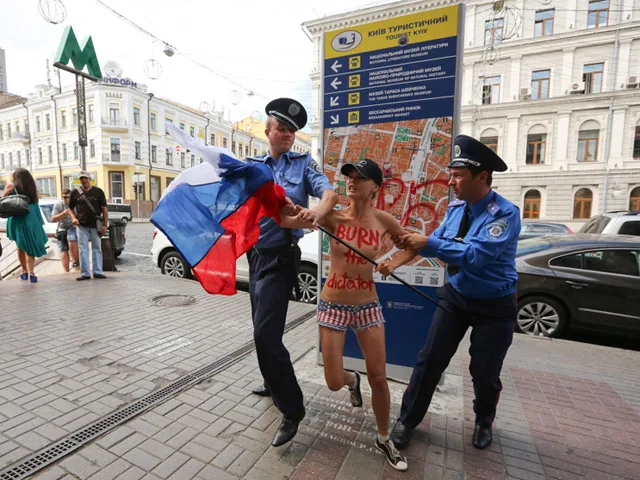 Акция FEMEN в поддержку Навального Акция FEMEN в поддержку Навального