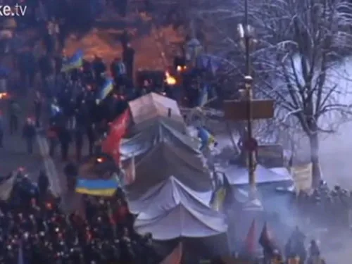 Штурмуют Евромайдан. ВИДЕО Штурмуют Евромайдан. ВИДЕО