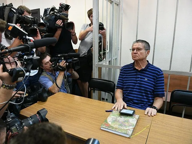 В суде взвесили 2 млн долларов, переданные Сечиным Улюкаеву В суде взвесили 2 млн долларов, переданные Сечиным Улюкаеву