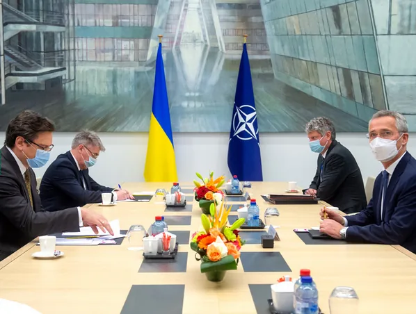 С главой МИД Украины встретился в Брюсселе генеральный секретарь НАТО