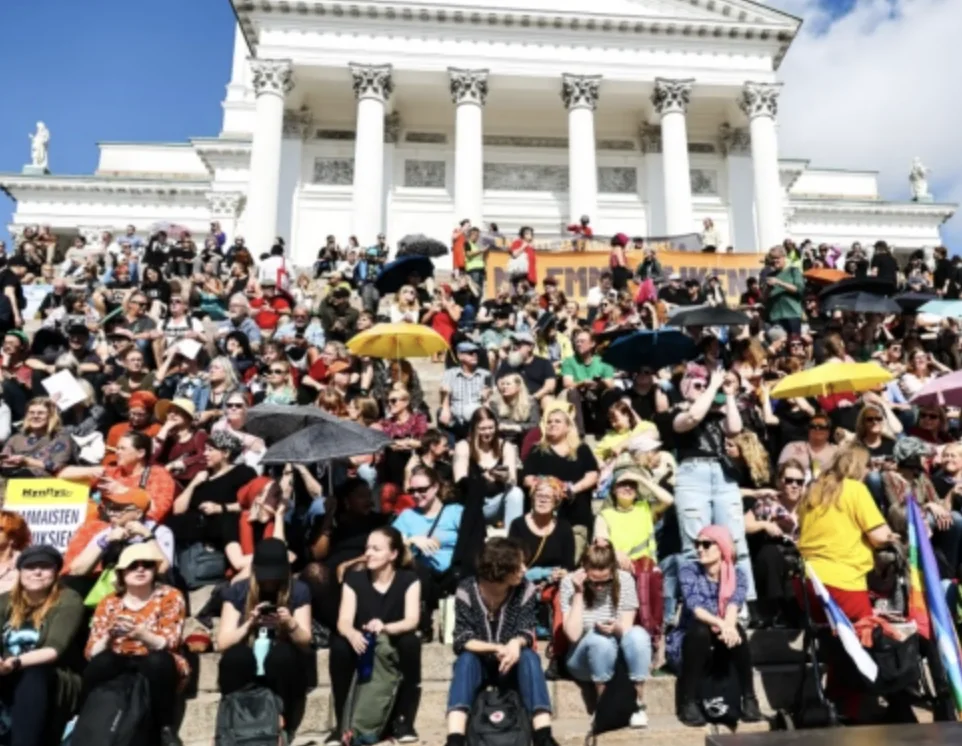 Багатотисячна демонстрація проти расизму пройшла у Гельсінкі Багатотисячна демонстрація проти расизму пройшла у Гельсінкі