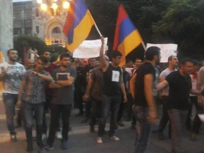 Активисты в Ереване требуют наказать полицейских