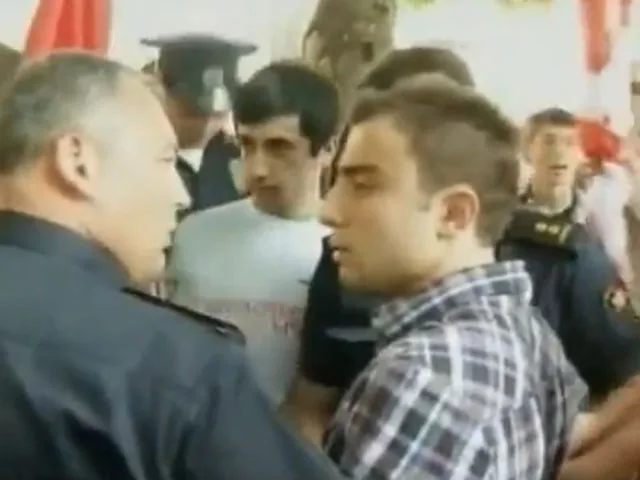 Молодежных активистов, обматеривших Путина, в Тбилиси задержали. ВИДЕО