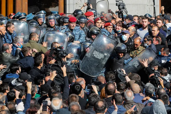 "Поднять восстание" против Никола Пашиняна призвала оппозиция Армении