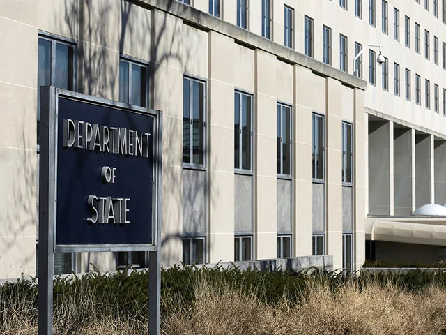 Гражданам шести мусульманских стран Госдеп запретил въезжать в США без наличия близких родственных или деловых связей Гражданам шести мусульманских стран Госдеп запретил въезжать в США без наличия близких родственных или деловых связей