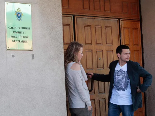 "Пранкеры" сорвали допрос Собчак и Яшина в главном здании СКР. Их увезли, но не в лес