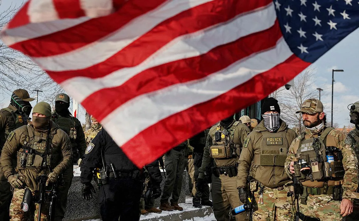 Співробітник ICE під час імміграційної операції у США
