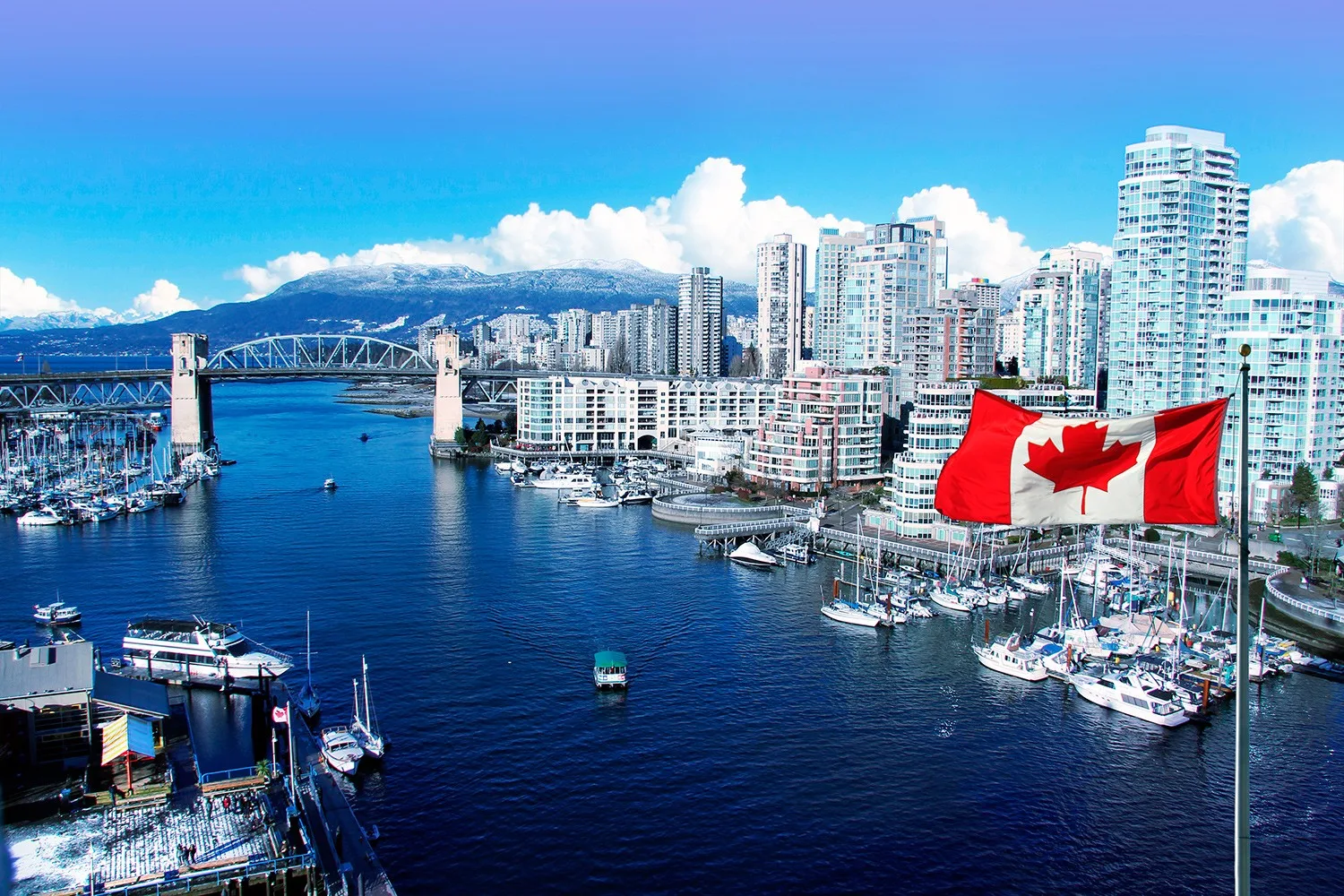 діловий центр Торонто та канадський прапор