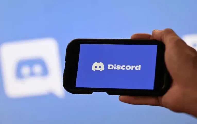 логотип Discord на екрані смартфона
