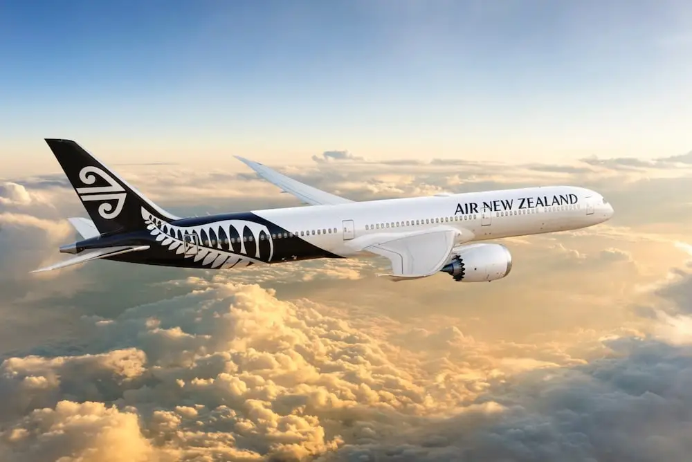 літак Air New Zealand на злітно-посадковій смузі