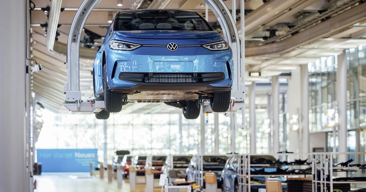 завод Volkswagen у Німеччині та автомобілі на виробничій лінії