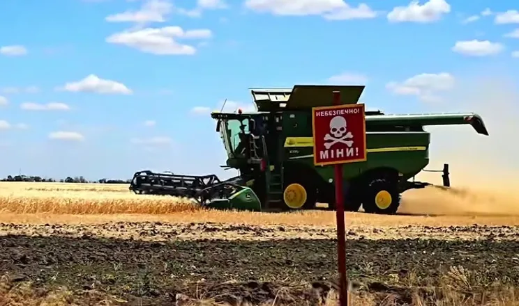 Поле в прифронтовому регіоні України з пошкодженими посівами
