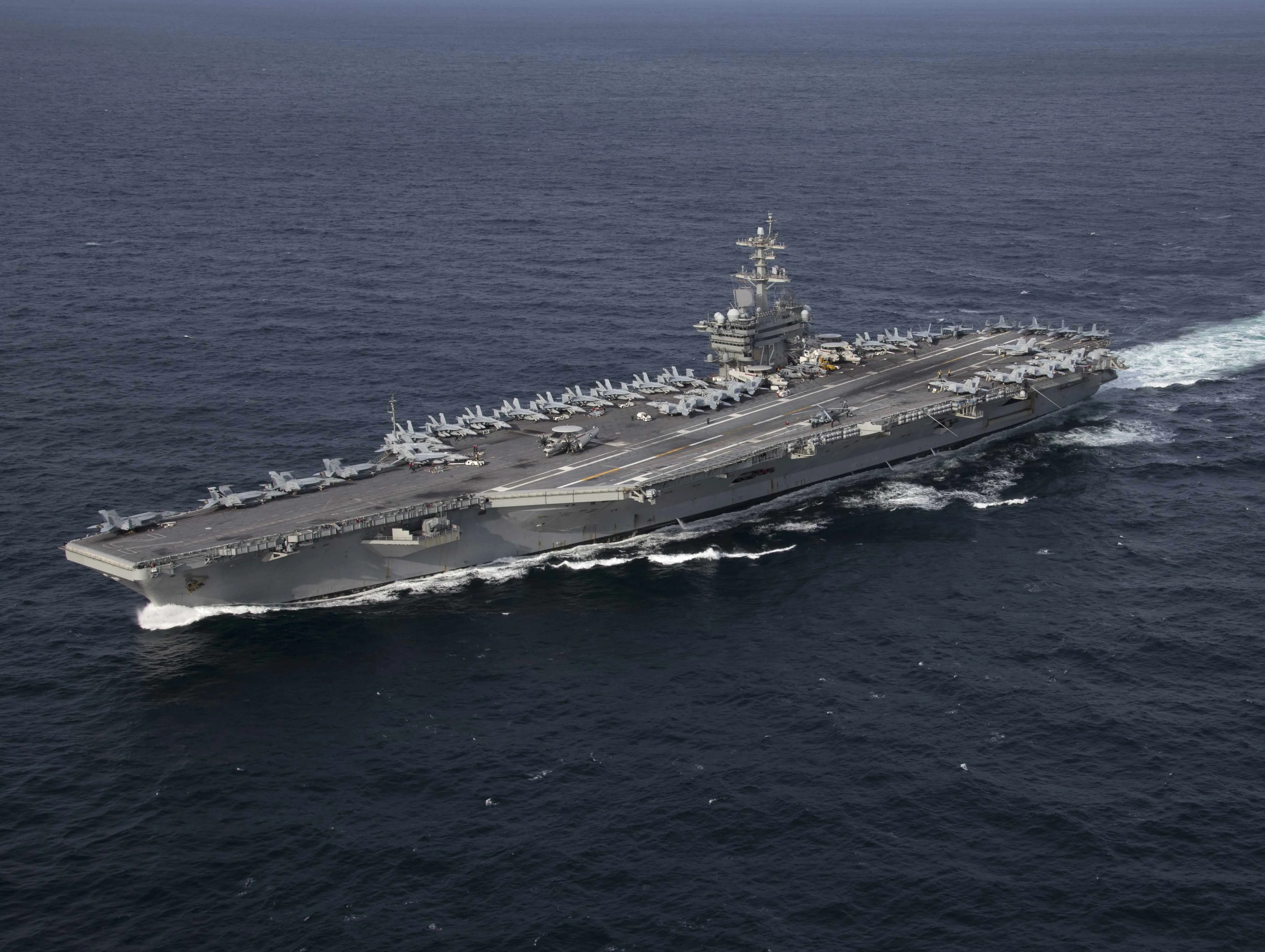 Американський авіаносець USS Abraham Lincoln у відкритому морі