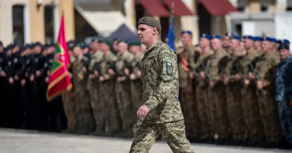 Український військовий пікап на дорозі в прифронтовій зоні