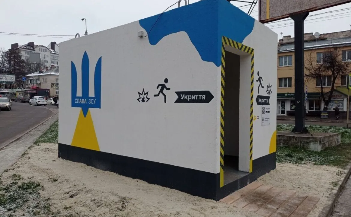 мобільне бетонне укриття біля міської зупинки