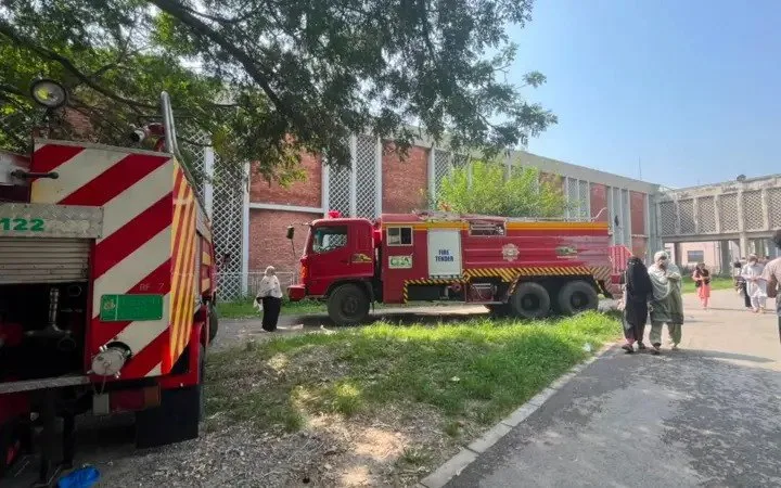 будівля лікарні Pakistan Institute of Medical Sciences в Ісламабаді