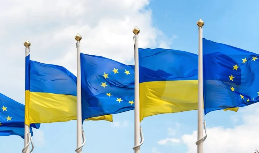 прапори Європейського Союзу та України біля європейських інституцій