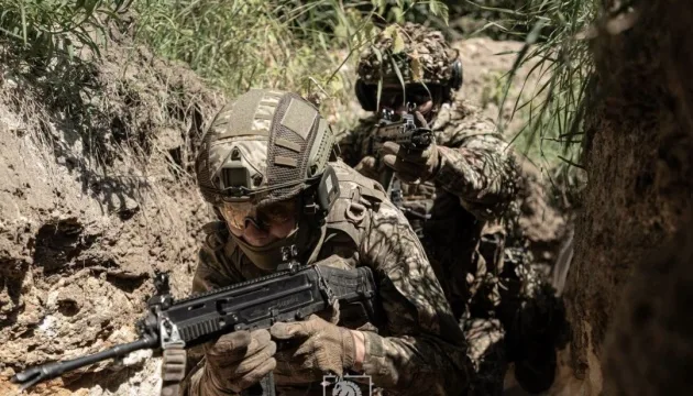 українські військові на позиціях на східному фронті