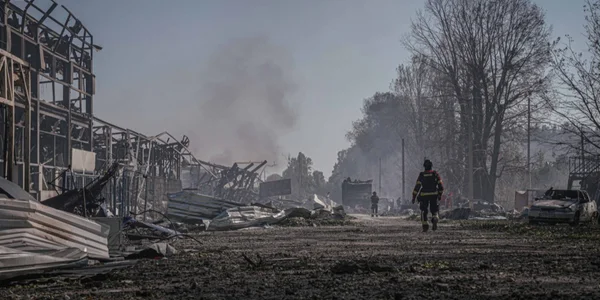 наслідки російського удару по складу боєприпасів на Київщині