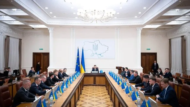 символічне зображення смартфона з азартною грою та знаком обмеження