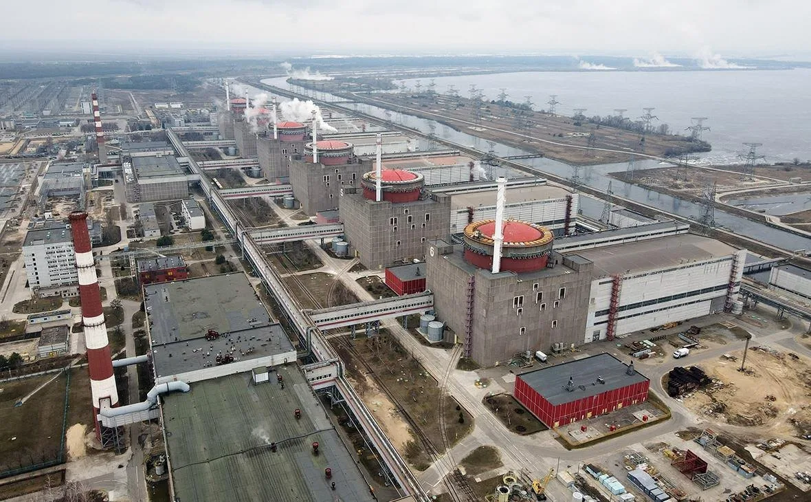 Запорізька атомна електростанція на березі Дніпра