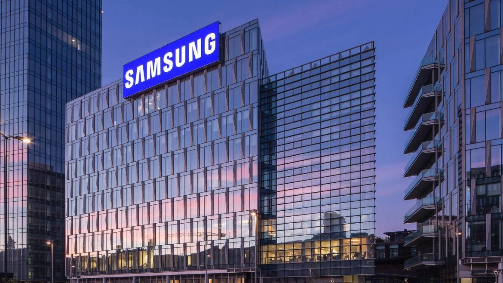 Логотип Samsung Electronics та біржовий графік у Сеулі