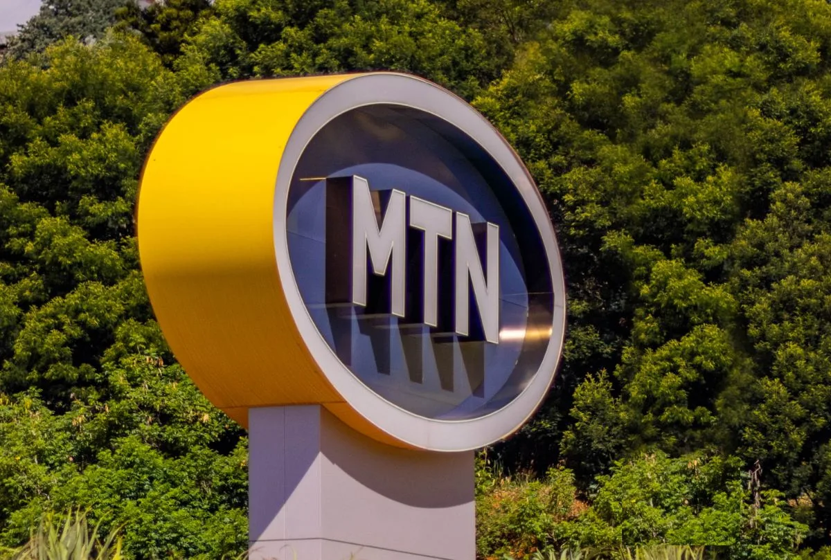 Логотип MTN Group на офісі телекомунікаційної компанії