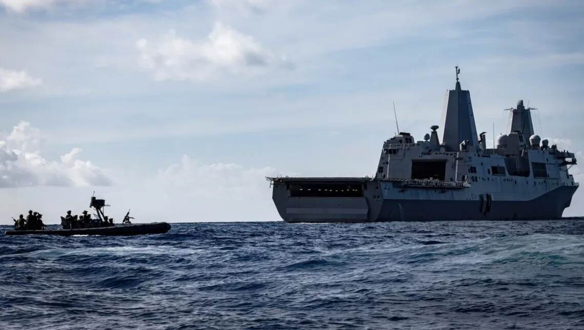 невелике судно у відкритому Карибському морі