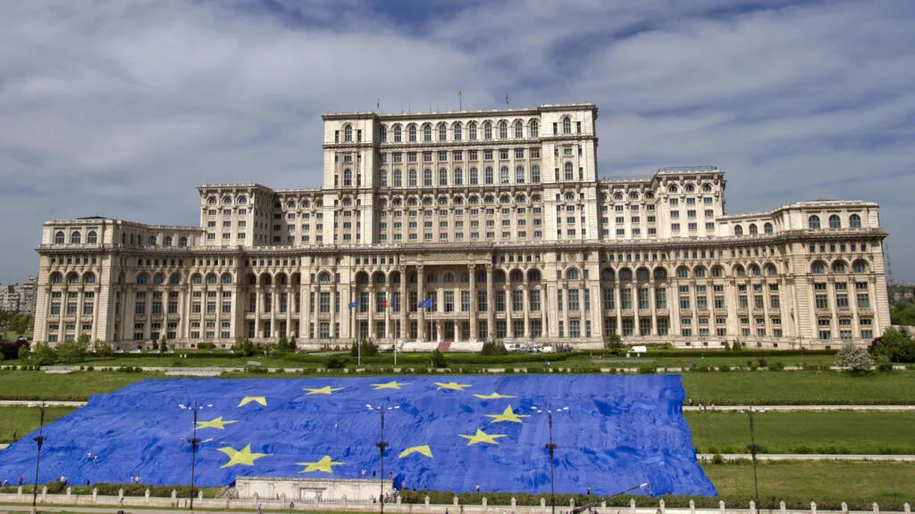 будівля уряду Румунії у Бухаресті на тлі прапорів Європейського Союзу