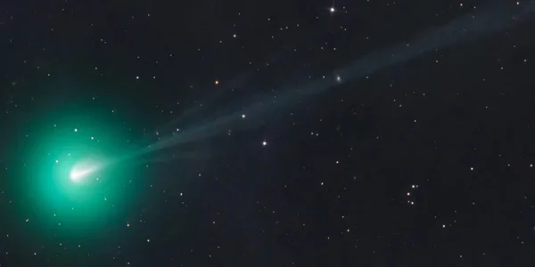 Яскрава зелена кома та короткий пиловий хвіст комети 220P McNaught